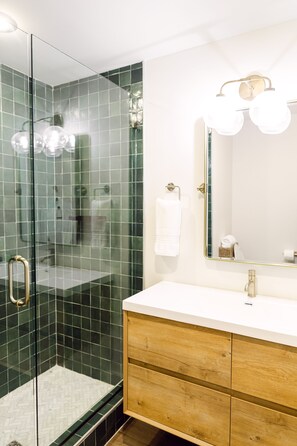 Deluxe Double Room | Bathroom - Tangerine Motel (Crawford)