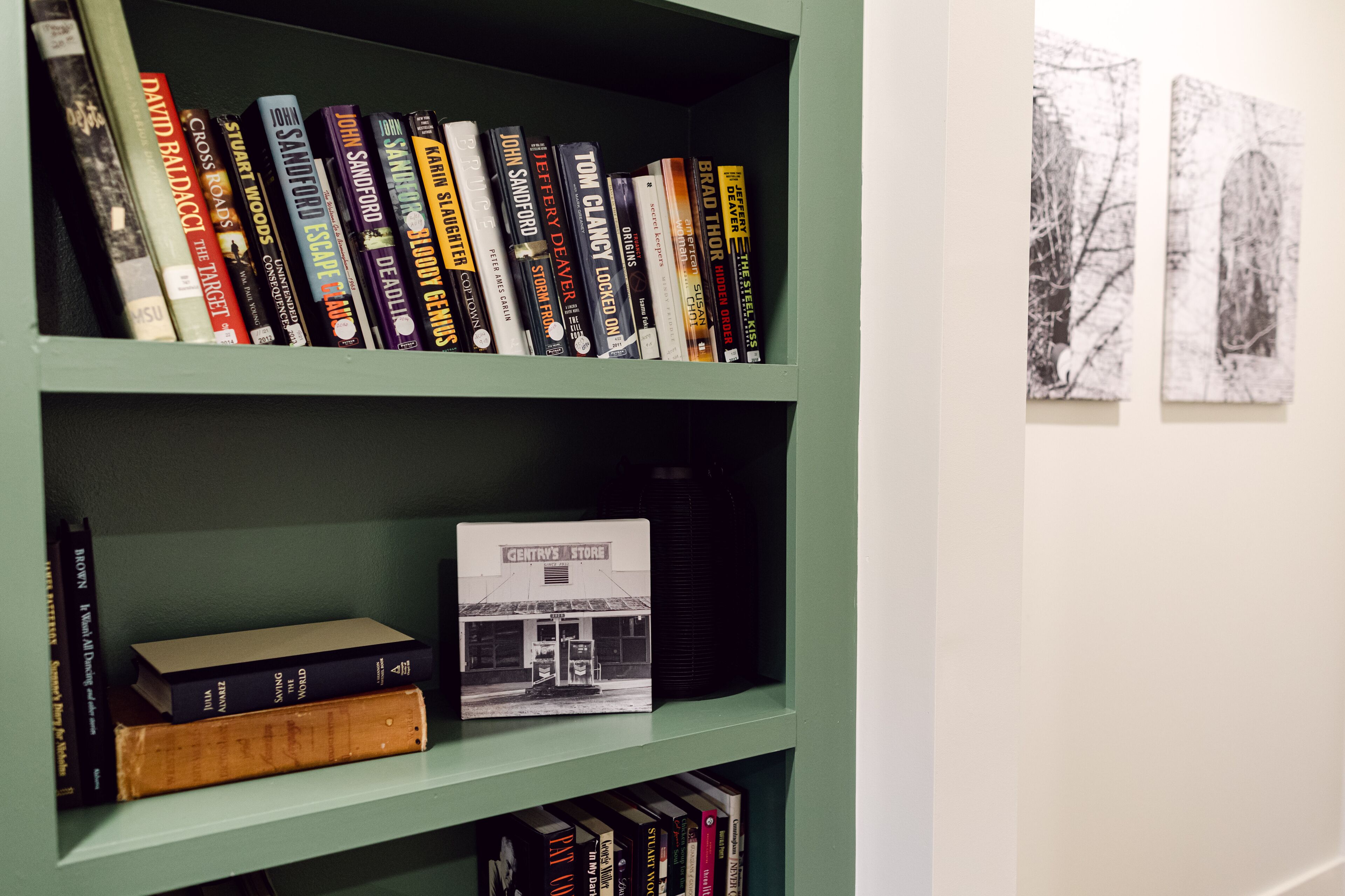 Ein Bücherregal mit verschiedenen Büchern und einem kleinen Buch mit dem Titel "CENTURY STORE".