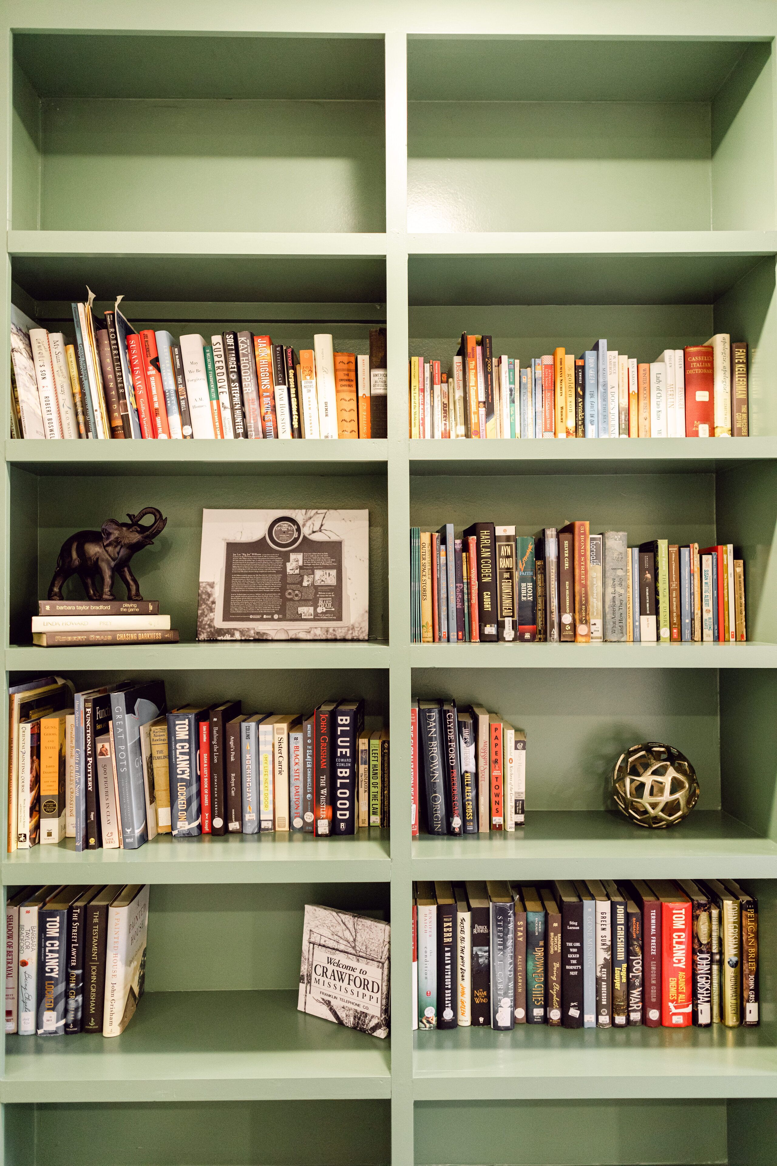 Una estantería con varios libros y adornos.