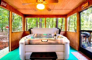 Indoor spa tub - Modern A-Frame in Blairsville - Indoor Hot Tub & Firepit (Young Harris)