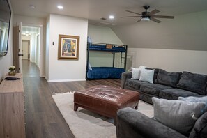 5 soverom, strykejern/-brett, wi-fi (inkludert) og sengetøy