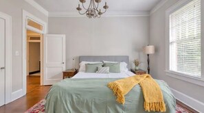 3 habitaciones, escritorio, tabla de planchar con plancha y wifi