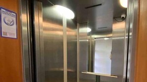 An elevator interior with metallic walls, a tiled floor, and a sign on the wall. - Beautiful 2D/2B apartment with pool, barbecue area and AAVV/ (Los Angeles)