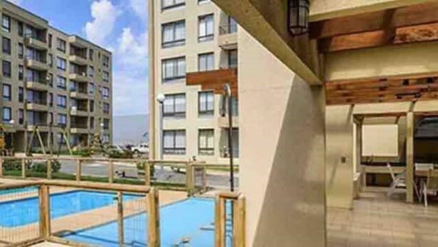 A pool area with a view of high-rise buildings, outdoor seating, and a barbecue area. - Beautiful 2D/2B apartment with pool, barbecue area and AAVV/ (Los Angeles)
