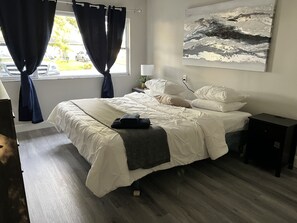 4 habitaciones, escritorio y tabla de planchar con plancha 