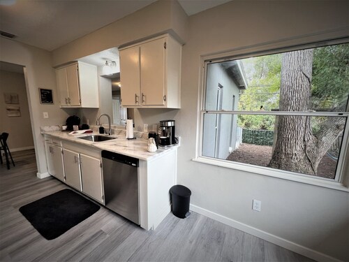 Cozy in Clearwater - A Quiet 4 Bedroom Home Minutes to the Beach.