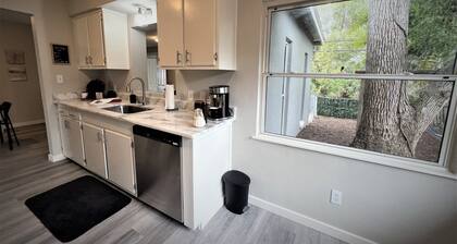 Cozy in Clearwater - A Quiet 4 Bedroom Home Minutes to the Beach.