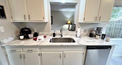 Cozy in Clearwater - A Quiet 4 Bedroom Home Minutes to the Beach.
