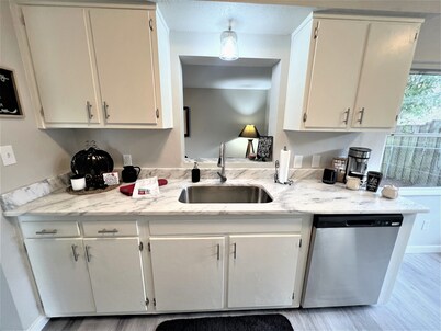 Cozy in Clearwater - A Quiet 4 Bedroom Home Minutes to the Beach.