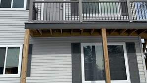 Un immeuble de deux étages avec un balcon au deuxième étage.