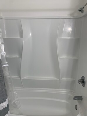 Secador de cabelo, toalhas de banho, sabonete, papel higiênico