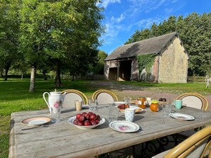 Outdoor dining - Renovated Perche farmhouse in the countryside. Ideal for friends/family (=> 21 pers.) (Saint-Julien-sur-Sarthe)