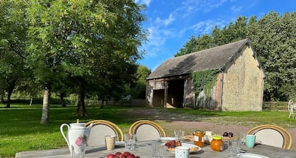 Ferme percheronne rénovée, en pleine campagne. Idéale amis/familles (=> 20 pers)