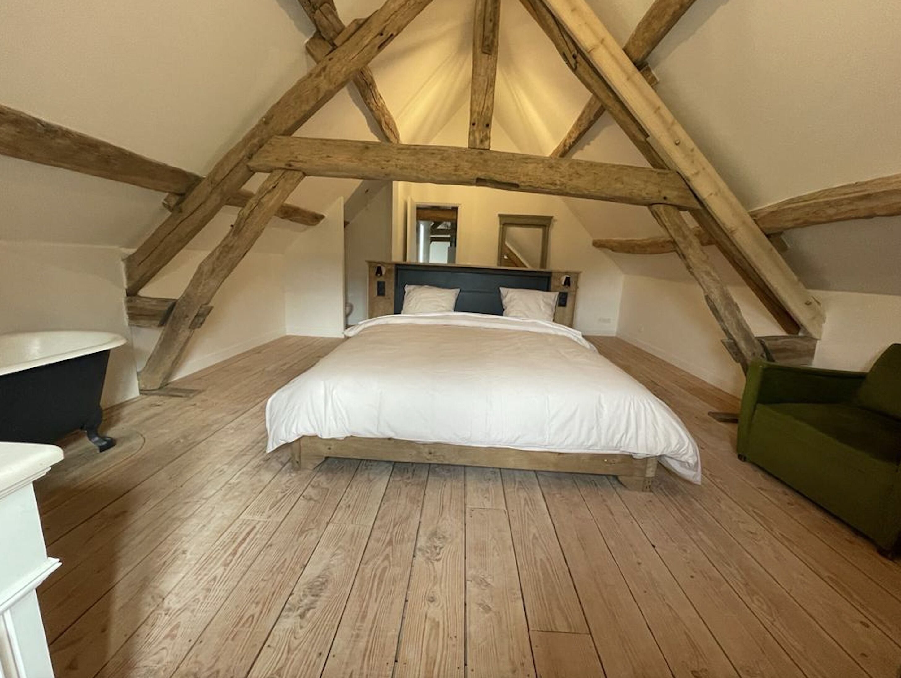 7 slaapkamers, een bureau, een strijkplank/strijkijzer, reisbedje