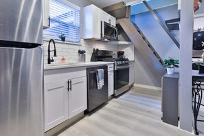 Cookware/dishes/utensils - Spacious Studio Loft w/ Full Kitchen, Deck & Fire Pit—Ideal for Families (Arlington)
