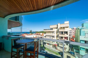 Traditional Apartment | Outdoor dining