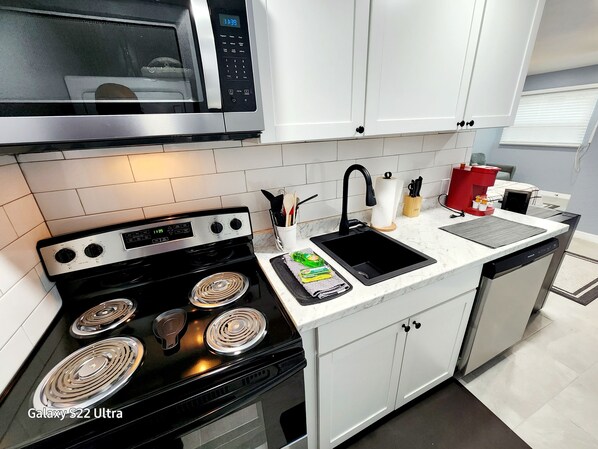 Kjøleskap, mikrobølgeovn, ovn og kokeplater