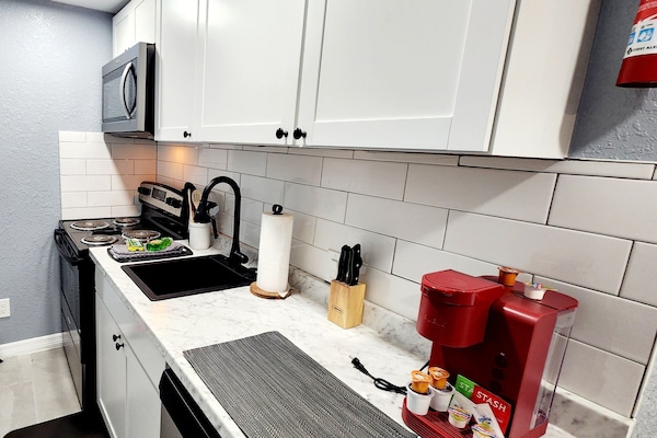 Kühlschrank, Mikrowelle, Ofen, Herdplatte