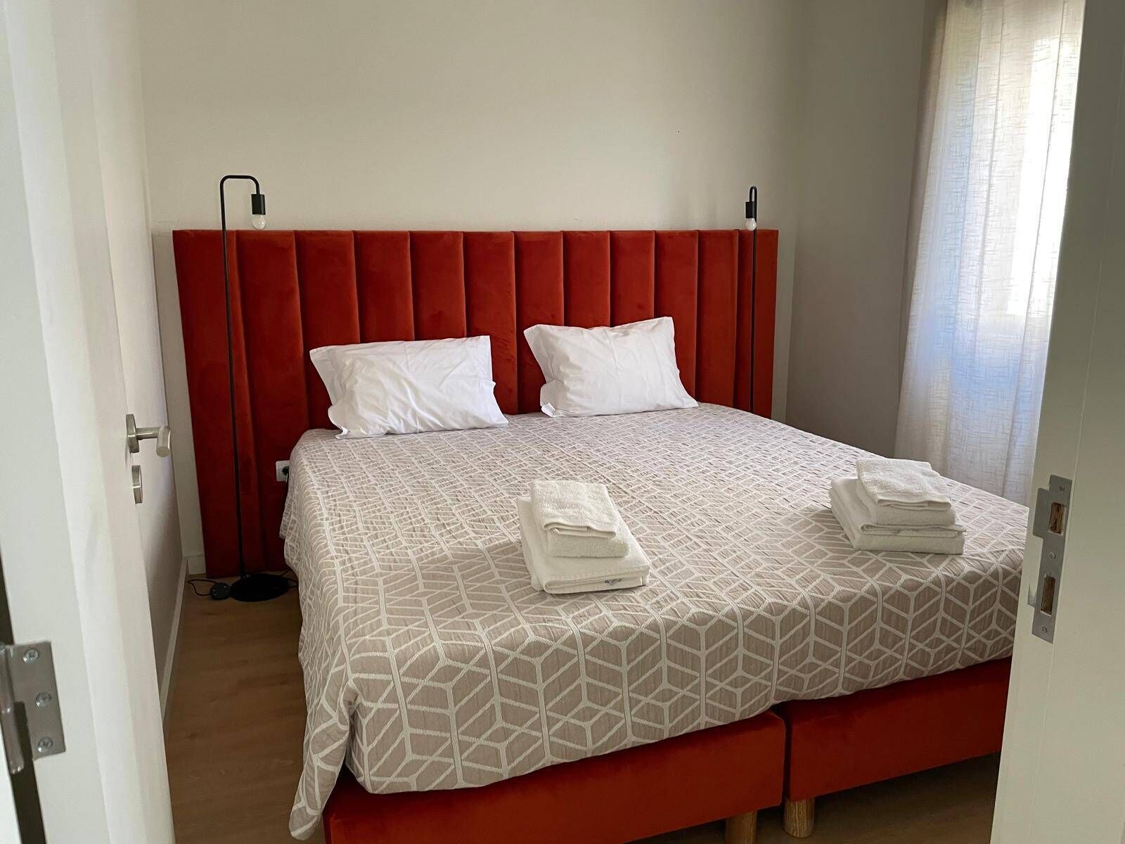 2 多间卧室、熨斗/熨衣板、上网接入、床单