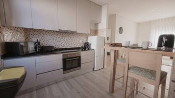 Jääkaappi, mikroaaltouuni, uuni, liesi