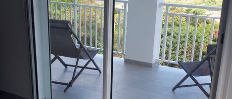 2 slaapkamers, een strijkplank/strijkijzer, reisbedje, gratis wifi