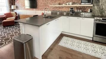 Kjøleskap, ovn, kokeplater og oppvaskmaskin