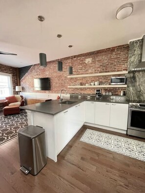 Geladeira, fogão, cooktop, lava-louças