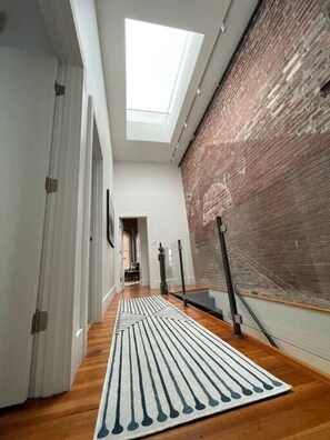 Interior - Free St Apt D · New Luxury Apt/Arts Dist/Sleeps8 (Portland)