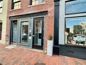 Exterior detail - Free St Apt D · New Luxury Apt/Arts Dist/Sleeps8 (Portland)