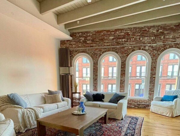 Smart TV, fireplace, books - Free St Apt D · New Luxury Apt/Arts Dist/Sleeps8 (Portland)