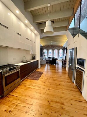 Fridge, microwave, oven, stovetop - Free St Apt D · New Luxury Apt/Arts Dist/Sleeps8 (Portland)