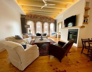 Smart TV, fireplace, books - Free St Apt D · New Luxury Apt/Arts Dist/Sleeps8 (Portland)