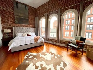 3 bedrooms, desk, free WiFi, bed sheets - Free St Apt D · New Luxury Apt/Arts Dist/Sleeps8 (Portland)