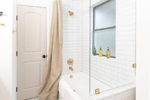 Sèche-cheveux, serviettes fournies, savon, shampoing