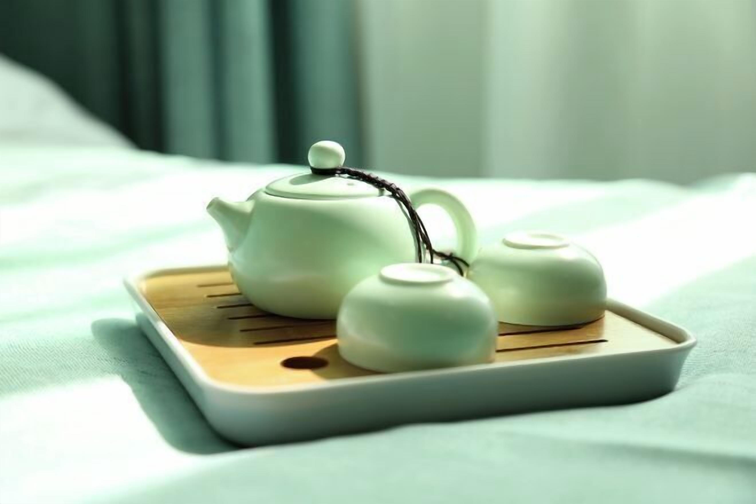 Un juego de té sobre una bandeja.