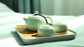 Un juego de té sobre una bandeja.