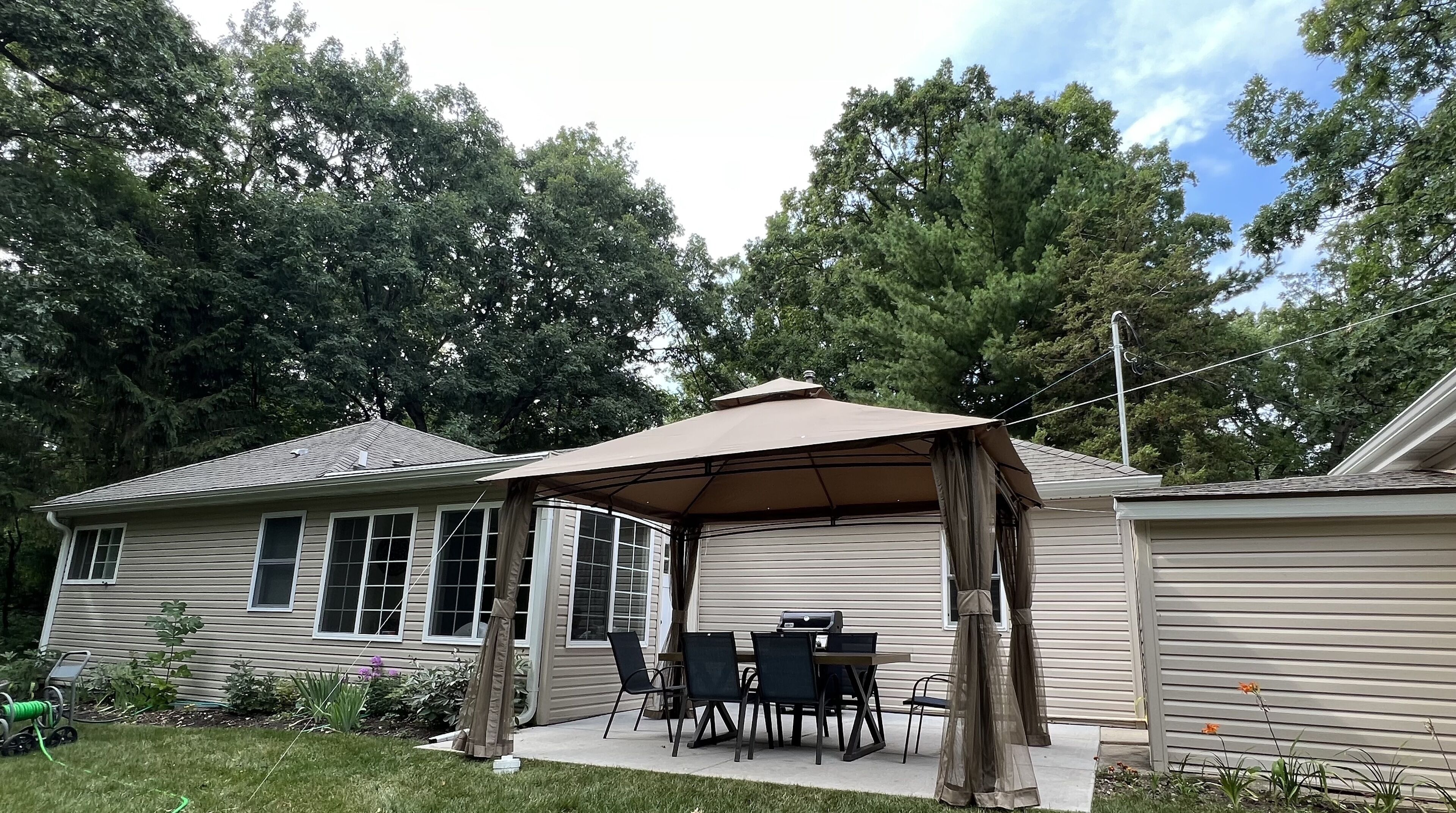 Cozy Lake Como Getaway - quiet, comfy, and minutes to private beach!