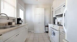 冰箱、微波炉、烤箱、炉灶