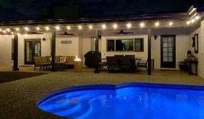 A heated pool - 4 Bedroom Spacious Retreat with Heated Pool (Tempe)