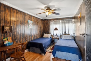 3 bedrooms, desk, WiFi, bed sheets