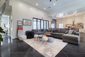 TV connectée, cheminée, baby-foot, livres