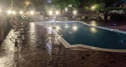 Snowshoe Hare Cabin at the Adirondack Lodge - 5 mins to Lake George Village