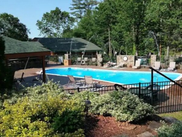 Piscina all'aperto, una piscina riscaldata