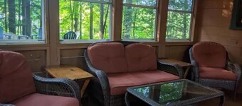 Cottontail Cabin at the Adirondack Lodge =- 5 mins to Lake George Village