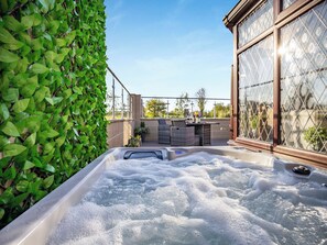 Outdoor spa tub - Clay Lake Cottages - Dad's Shed (Alvingham)