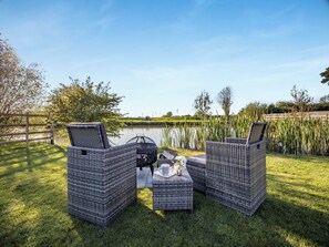 Terrace/patio - Clay Lake Cottages - Dad's Shed (Alvingham)
