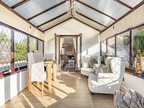 Interior - Clay Lake Cottages - Dad's Shed (Alvingham)