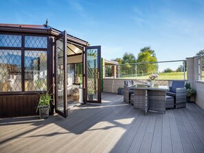 Outdoor dining - Clay Lake Cottages - Dad's Shed (Alvingham)