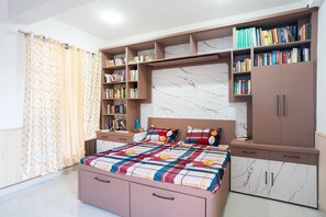 2 bedrooms, WiFi, bed sheets - A modern and independent house Near Shimla. Sunset view (Kandaghat)