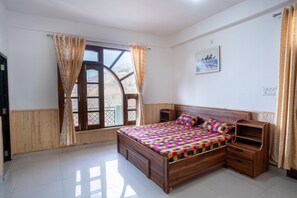 2 bedrooms, WiFi, bed sheets - A modern and independent house Near Shimla. Sunset view (Kandaghat)